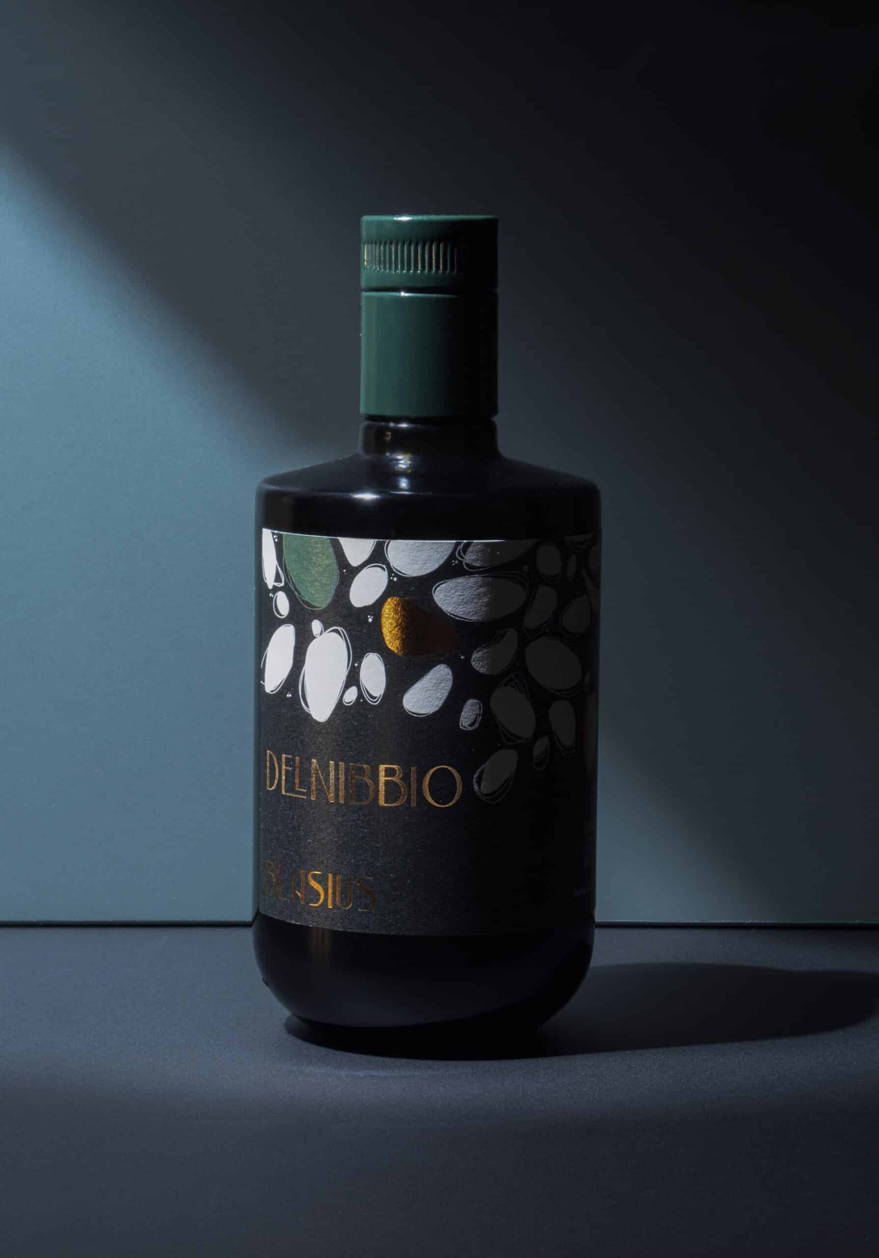 Bottiglia olio con etichetta nera