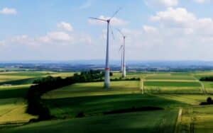 Immagine pale eoliche nel campo