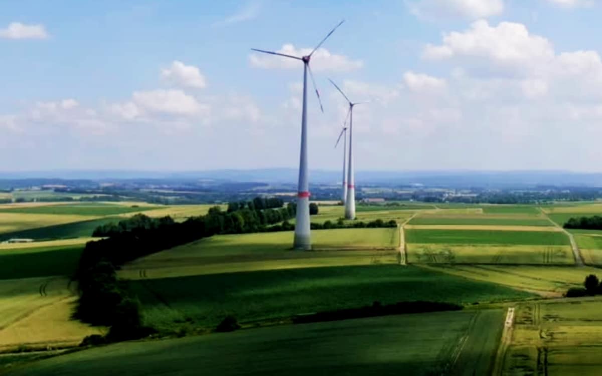 Immagine pale eoliche nel campo