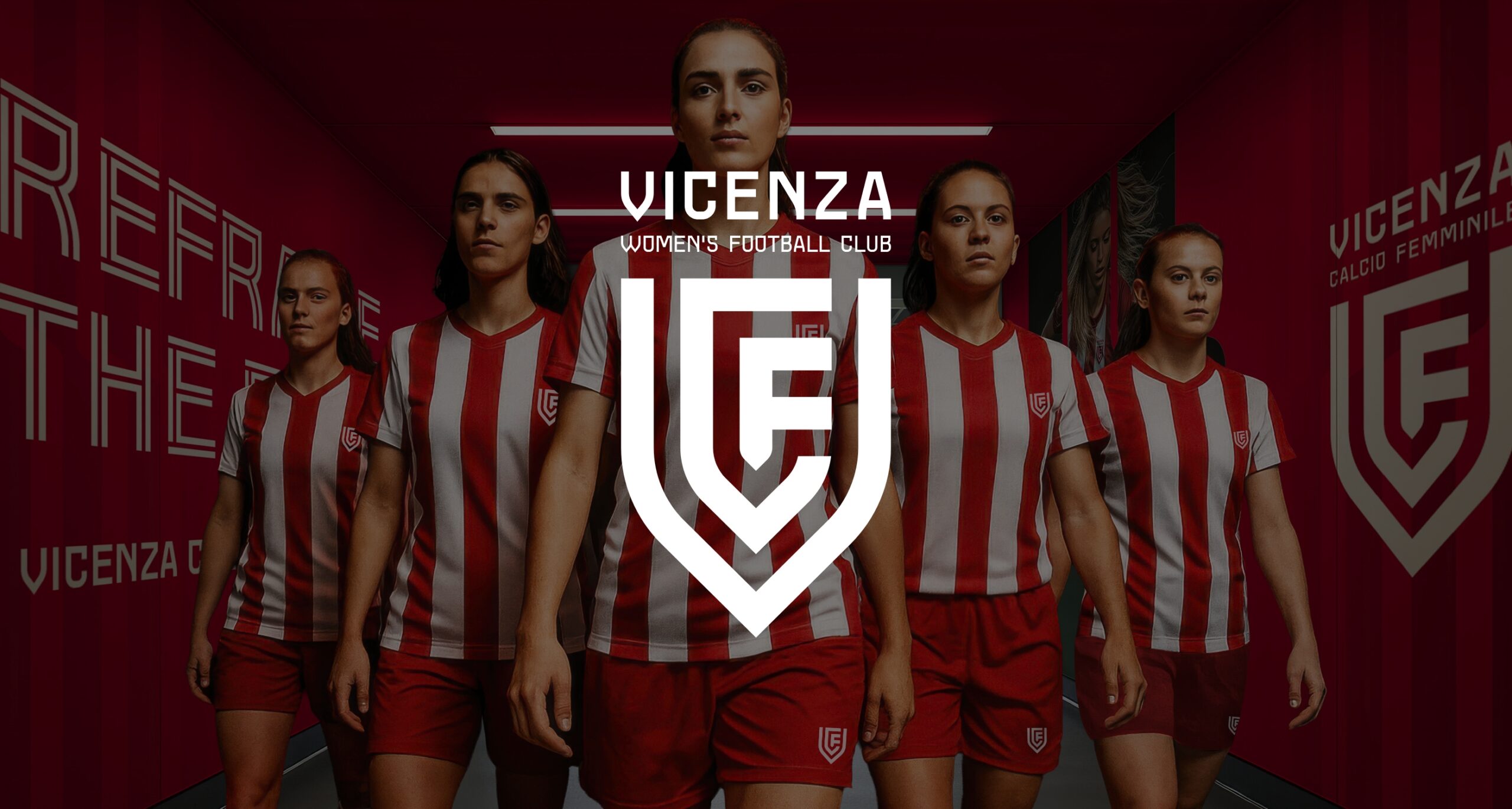 Giocatrici del Vicenza Women in divisa a righe biancorosse camminano nel tunnel dello stadio. Logo della squadra bianco in primo piano.
