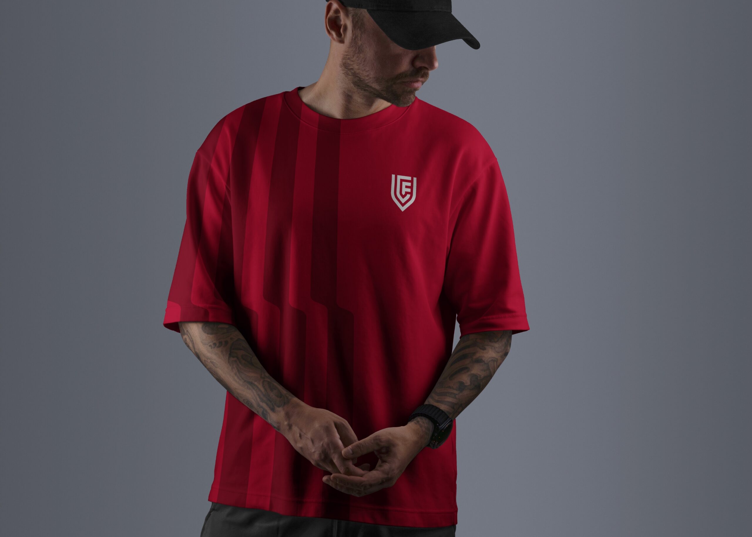 Uomo con le mani incrociate indossa una t-shirt rossa con il logo del Vicenza Women Football Club sul petto.